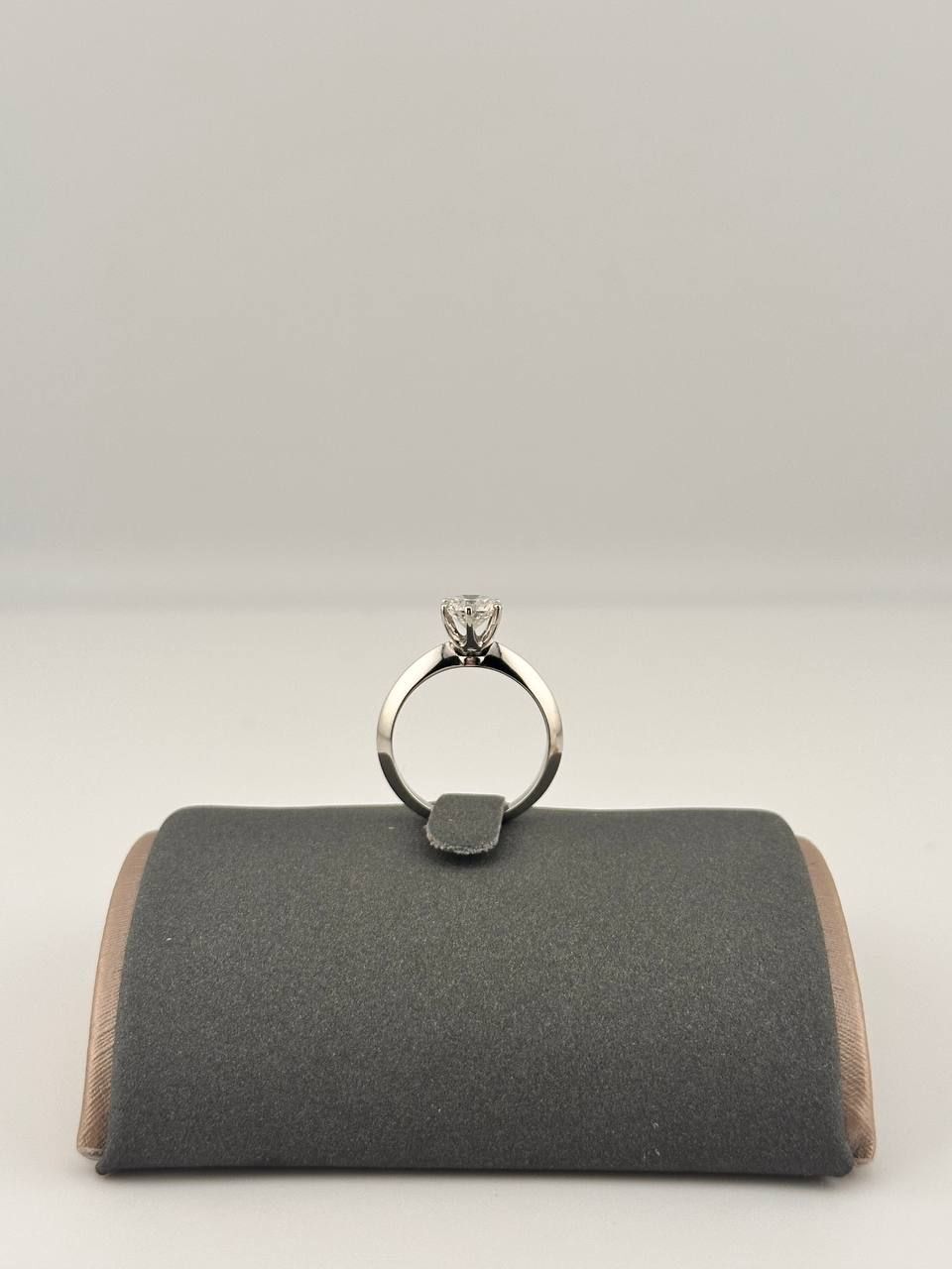 Кольцо с бриллиантом