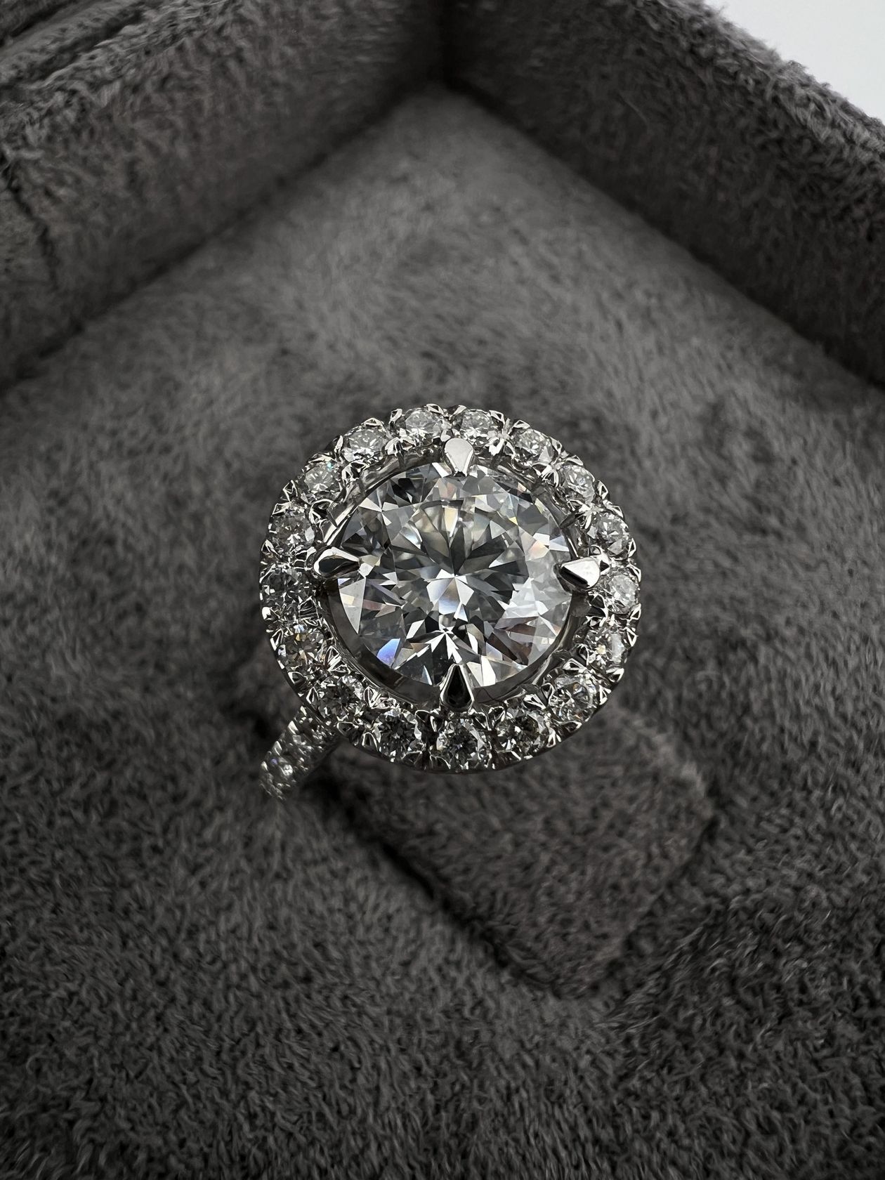 Кольцо с бриллиантом