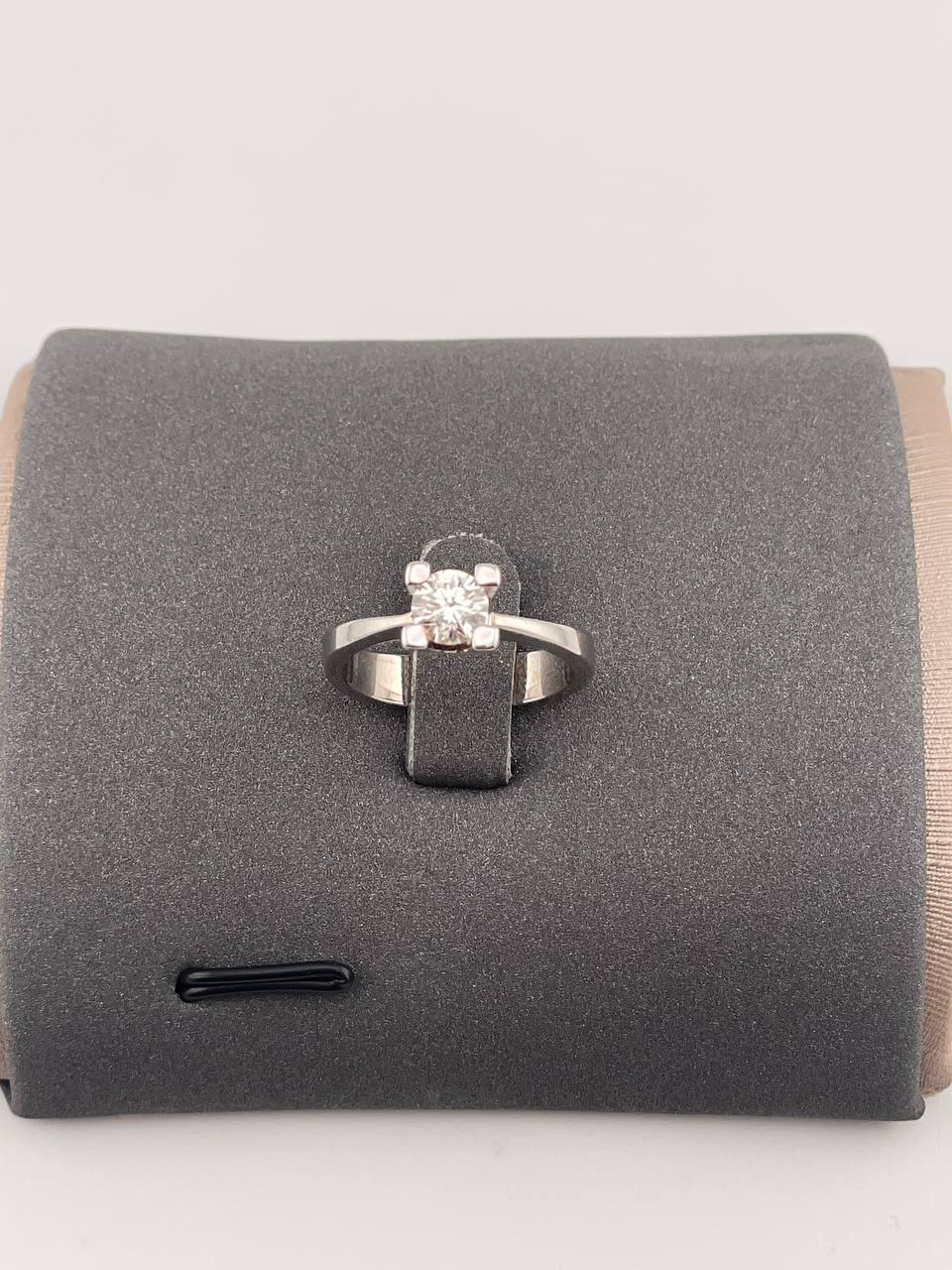 Кольцо с бриллиантом