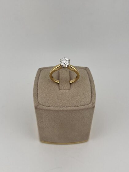 Кольцо с бриллиантом